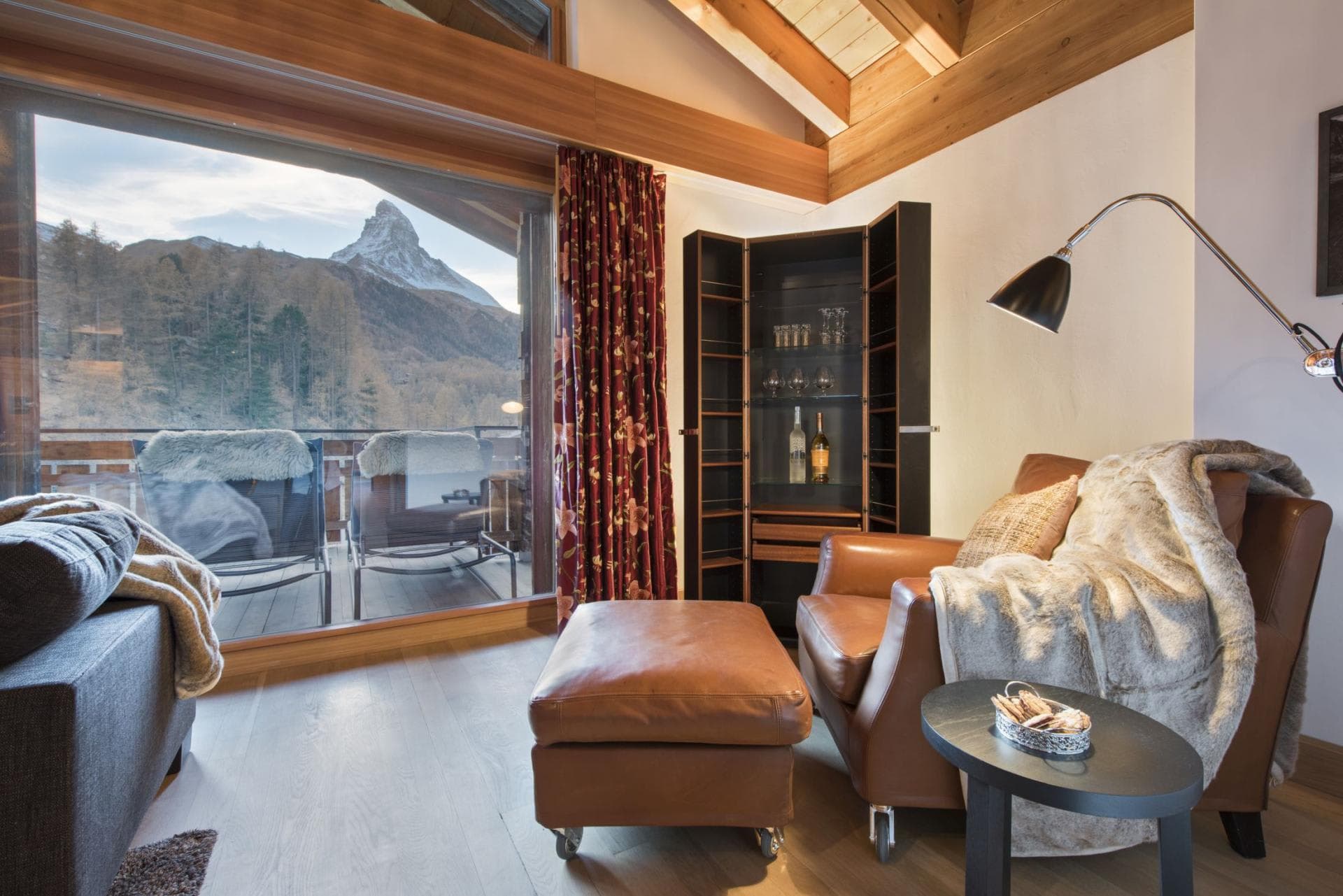 Seating area with leather armchair and direct Matterhorn views