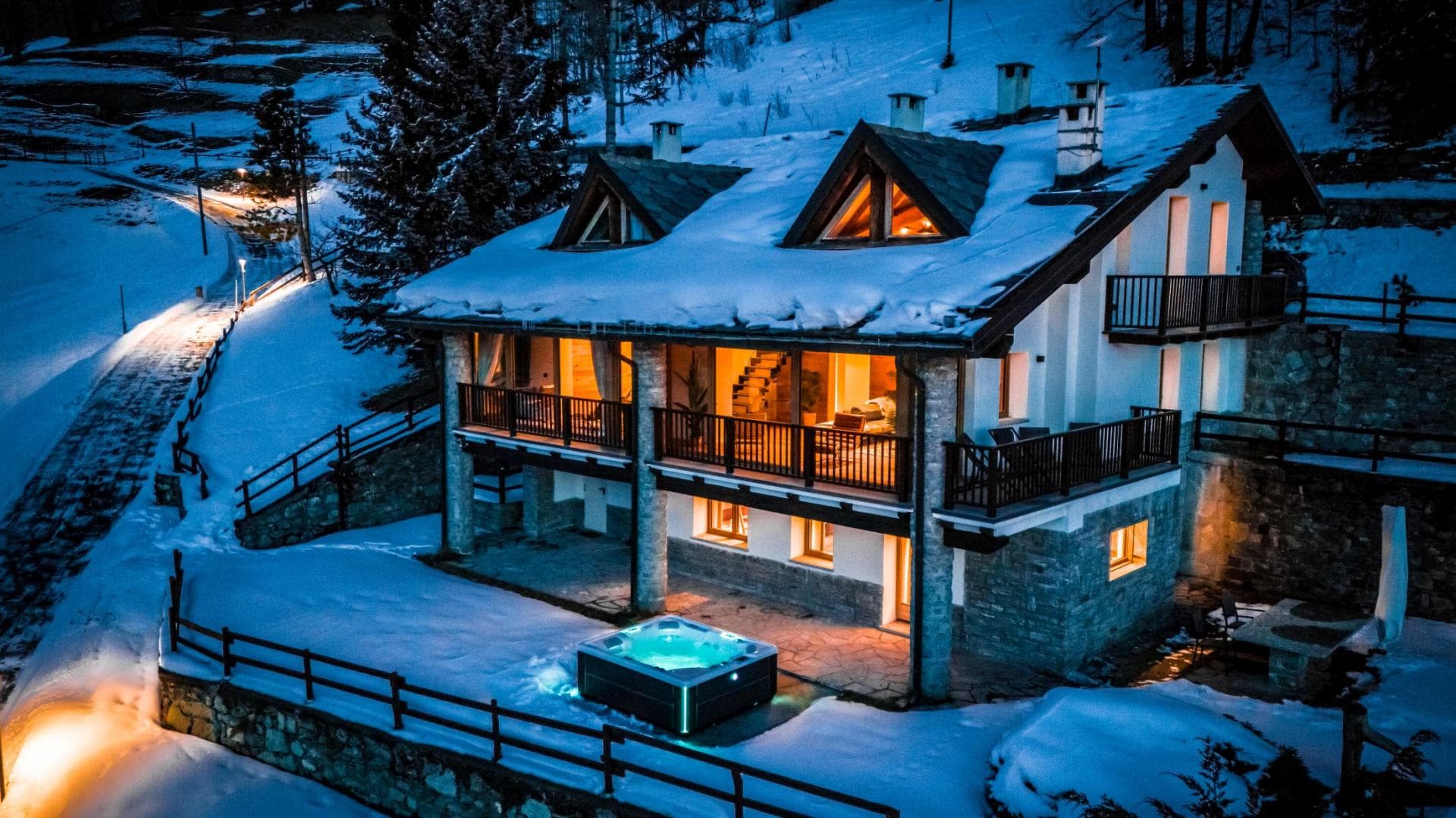 Ski-in/ski-out chalet with private outdoor hot tub and terrace