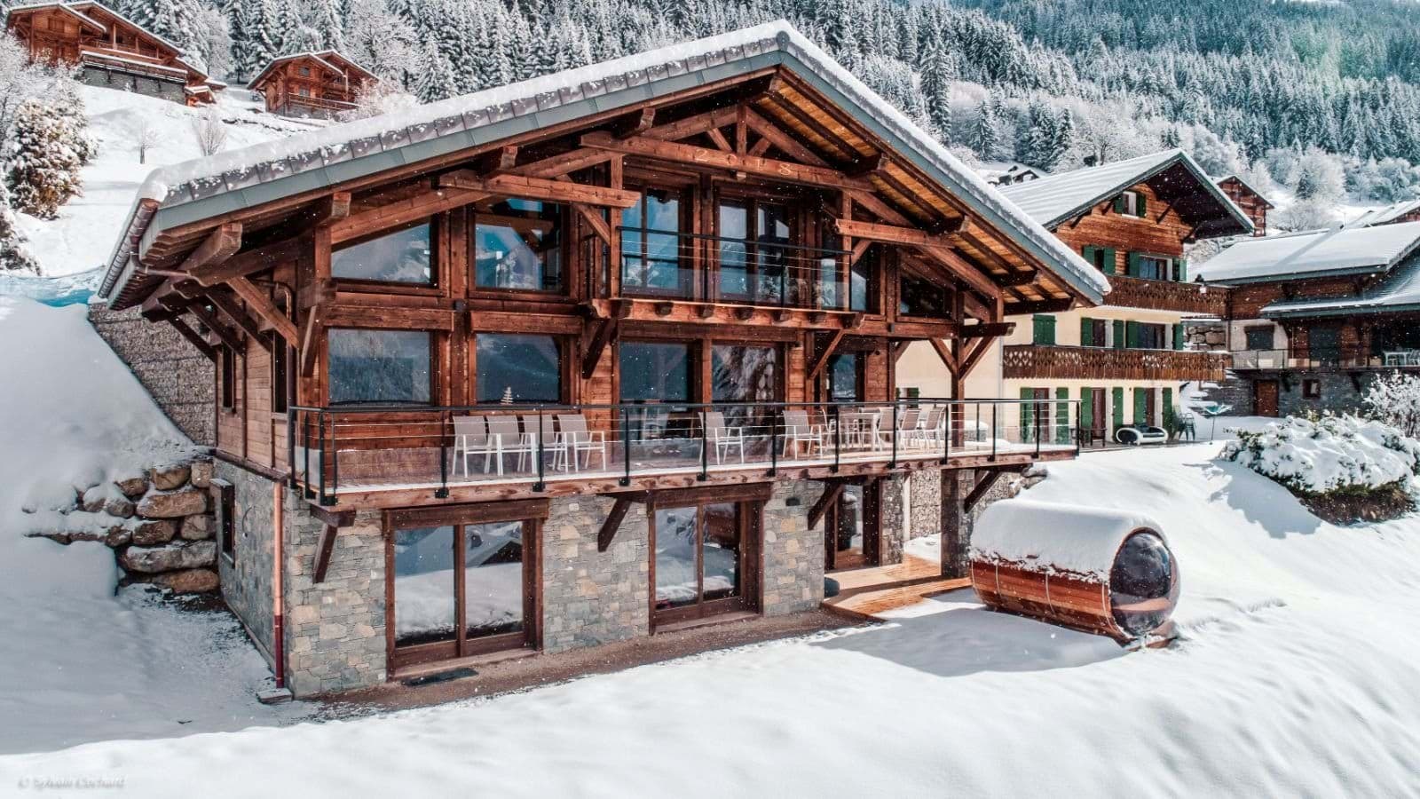 Ski-in chalet with barrel sauna and outdoor dining balcony