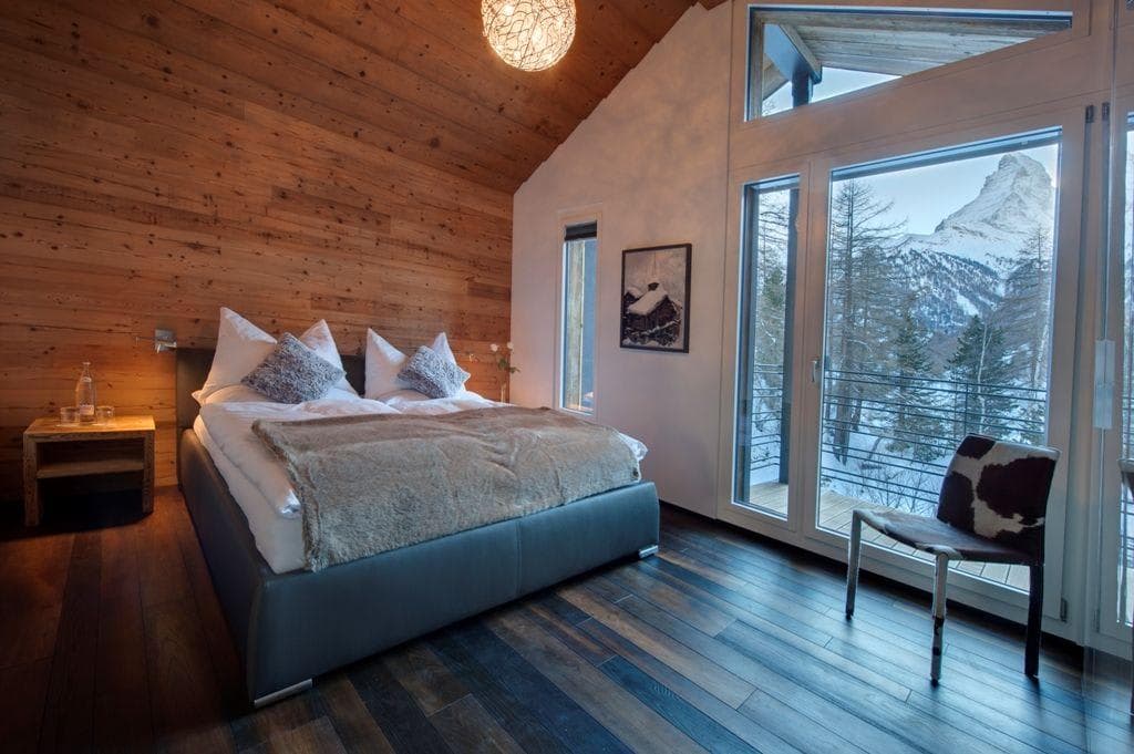 Primary bedroom with king bed and Matterhorn mountain views