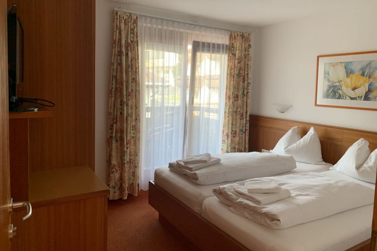 Bedroom with twin beds and direct access to private balcony