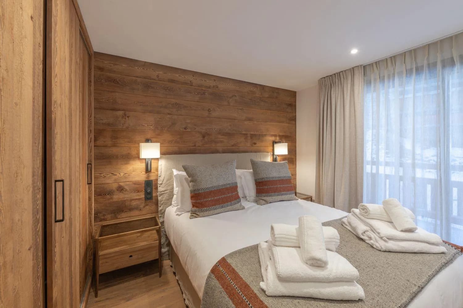 Double bedroom with a timber feature wall