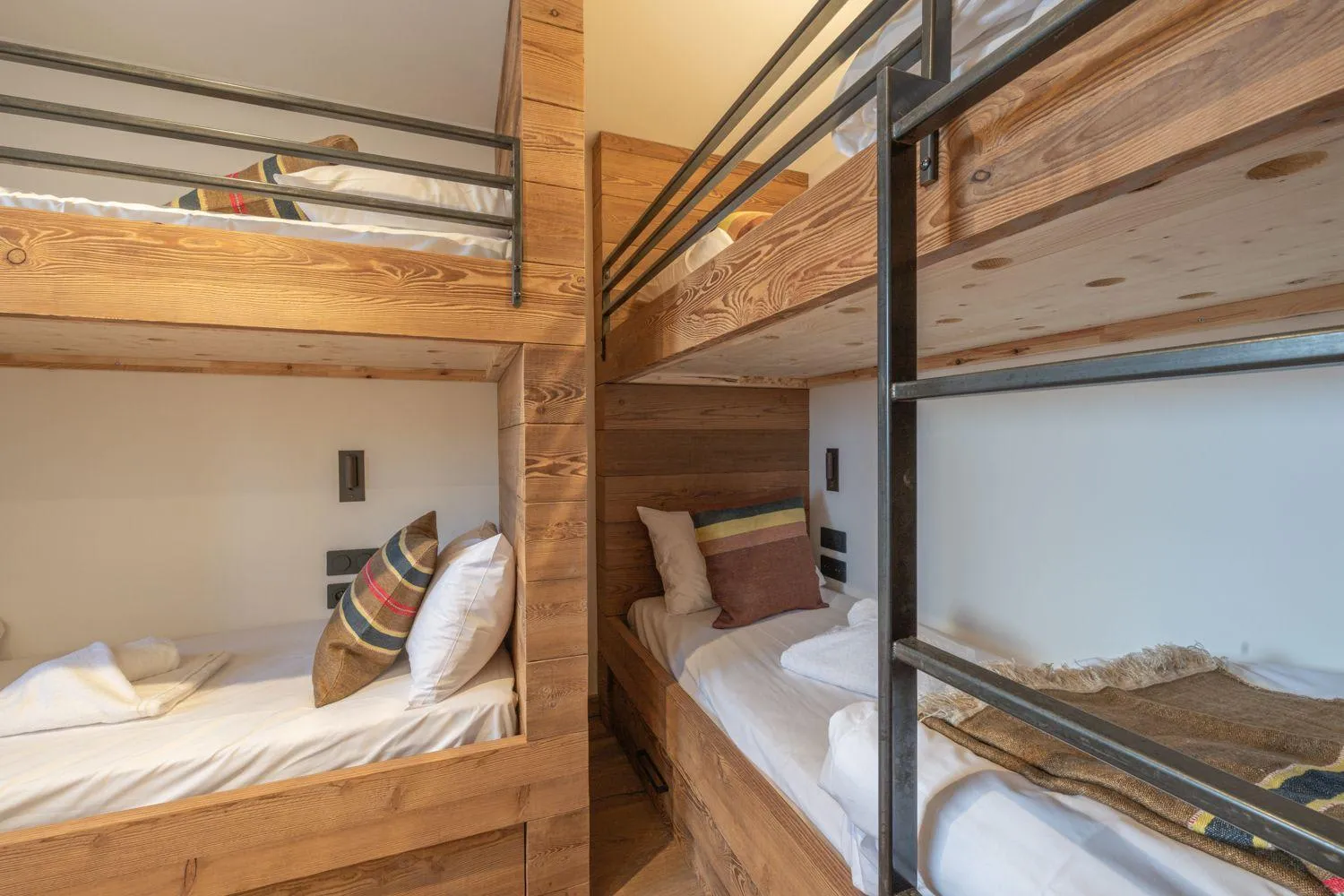 Children's bunk room with four sleeping places and reading lights