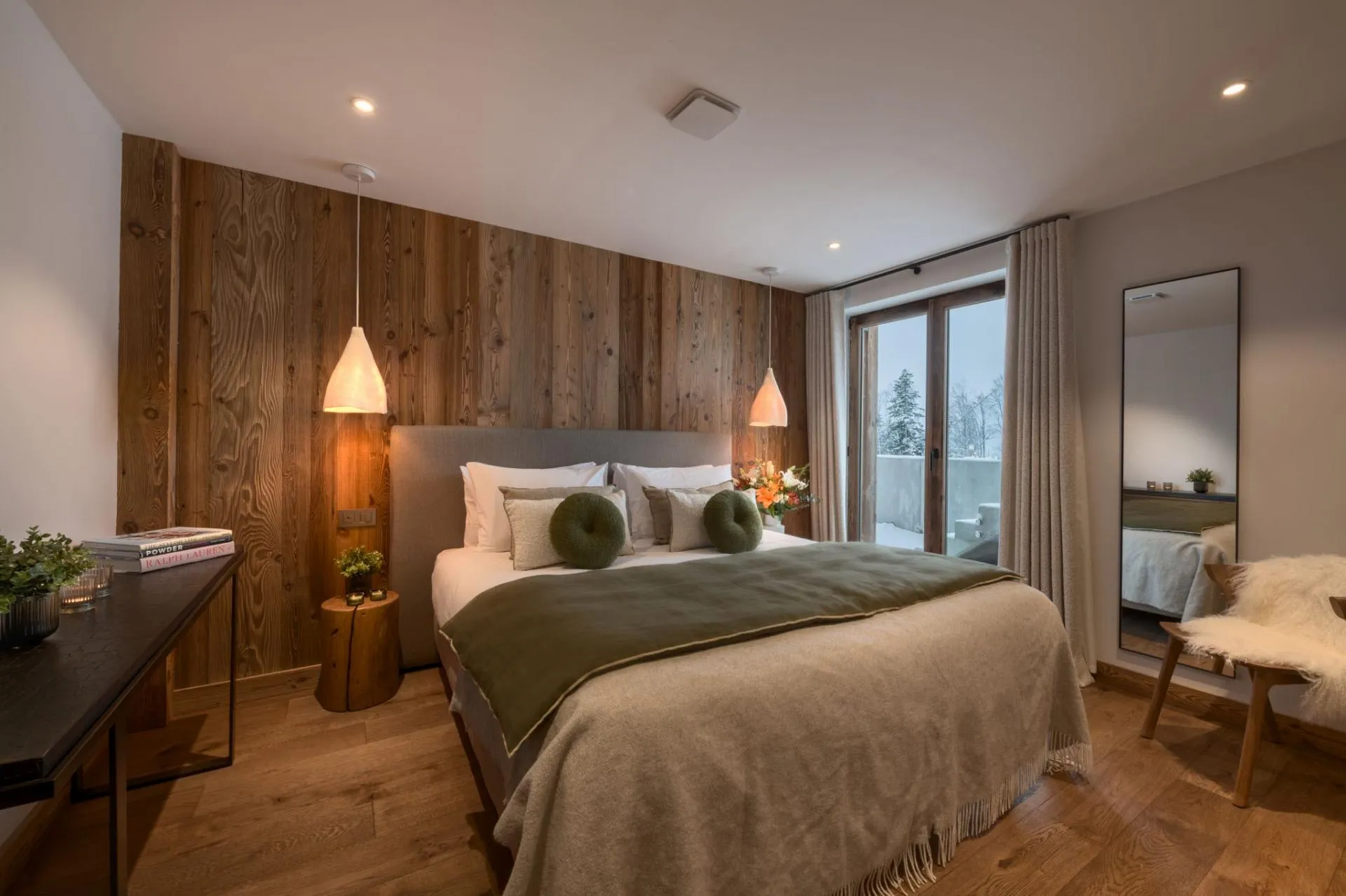 Flexible double or twin bedroom with access to the snowy garden terrace