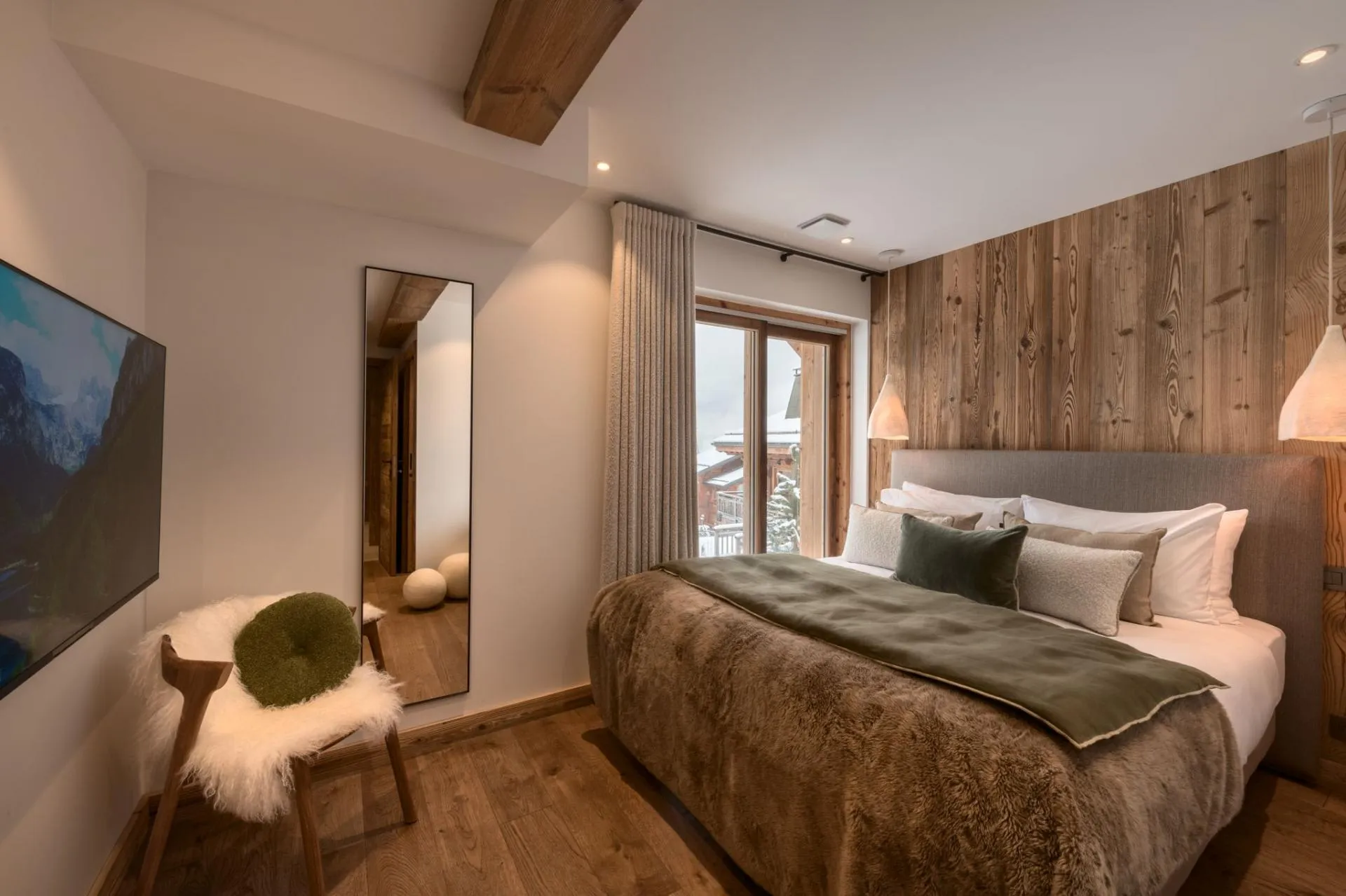 Flexible double or twin bedroom with a TV and mountain views