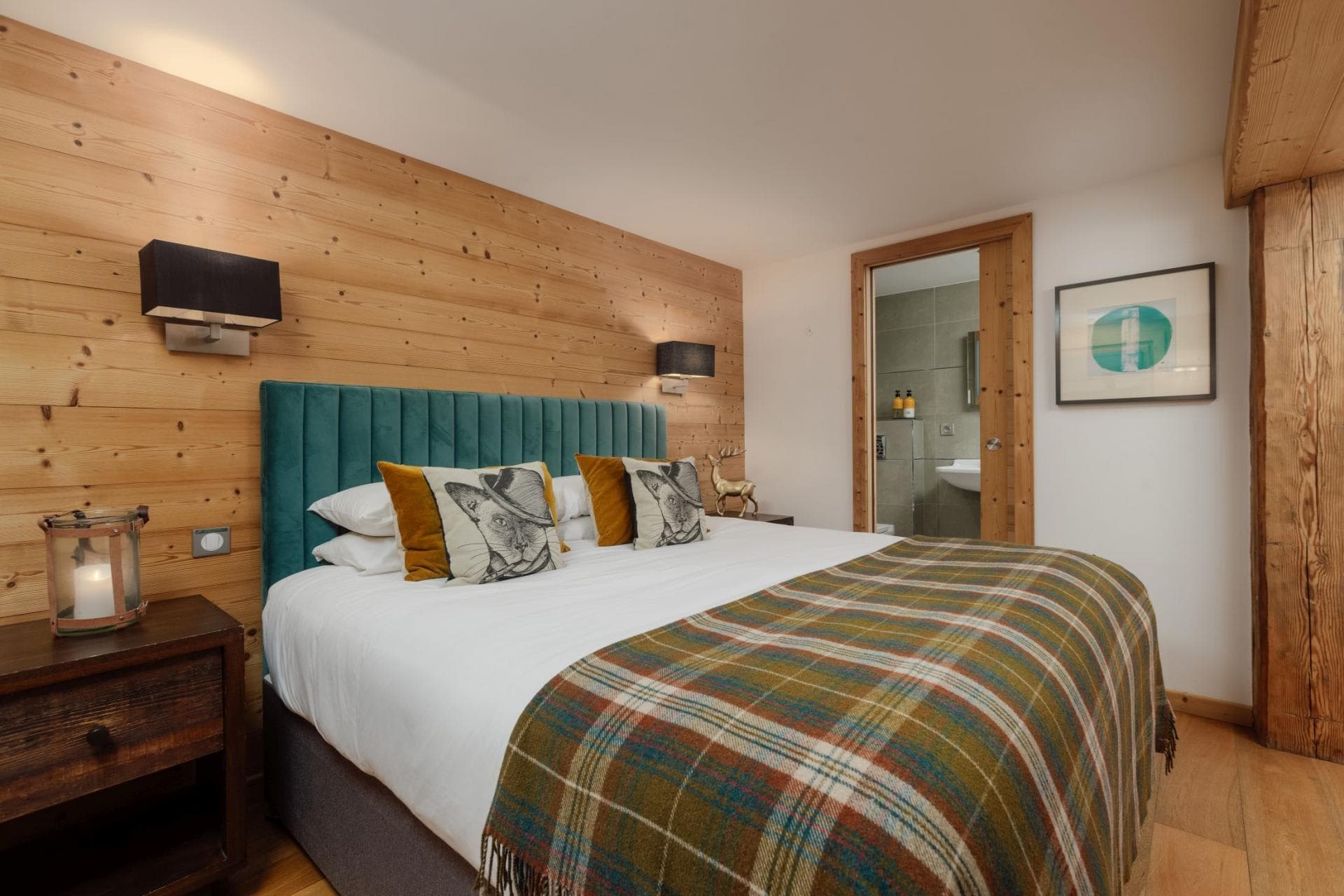 Guest bedroom with king bed and ensuite bathroom access