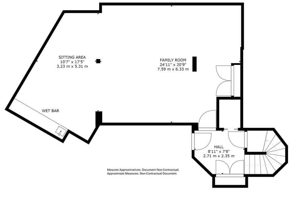 Floor plan: open-plan family room, sitting area with wet bar, and entry hall