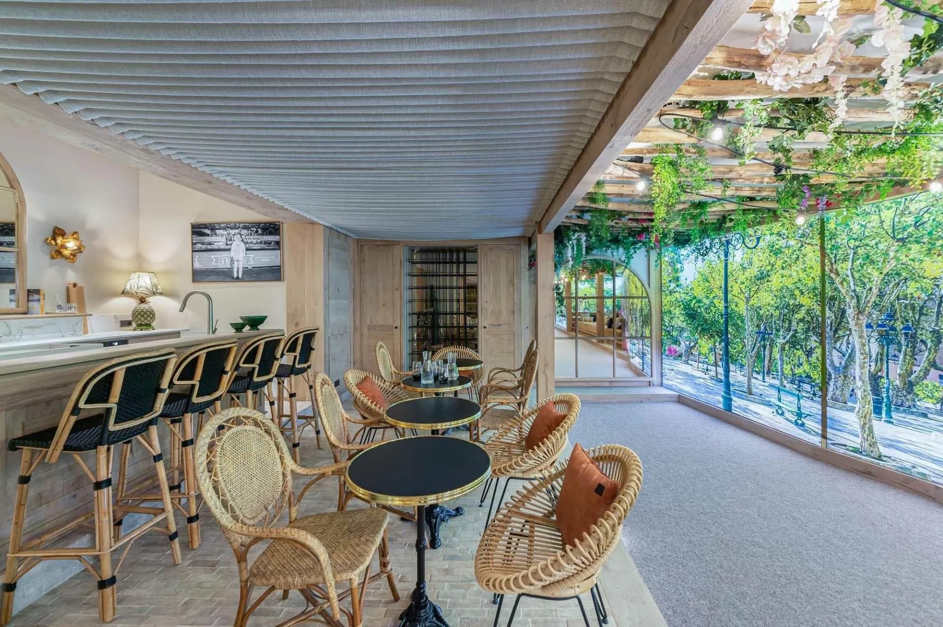 Bar seating beside the pétanque court