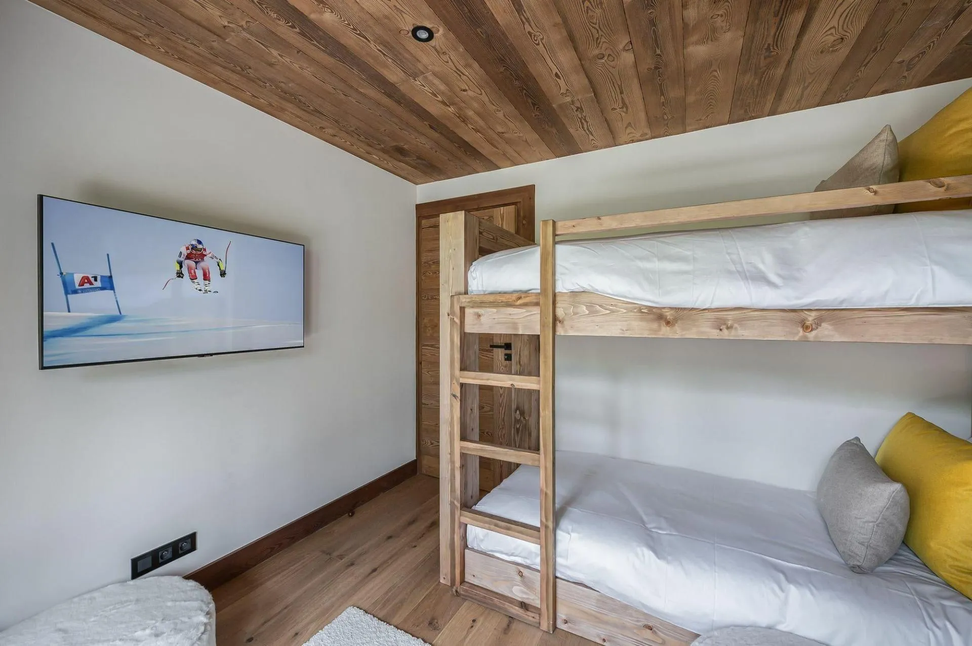 Bunk room with two sleeping places