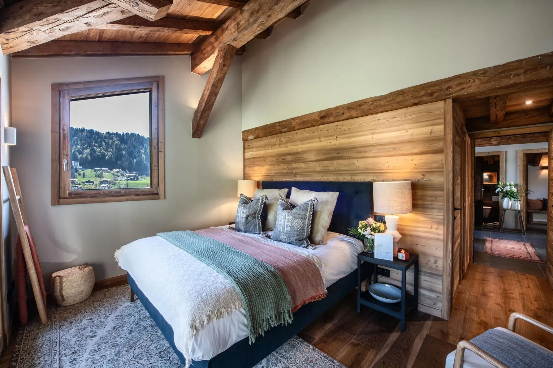 Super-king bedroom beneath a vaulted timber ceiling