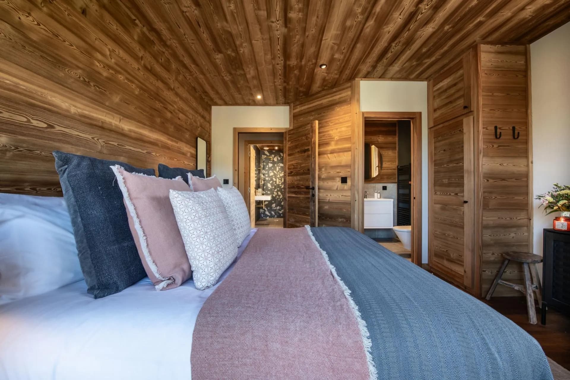 Wood-panelled en-suite bathroom