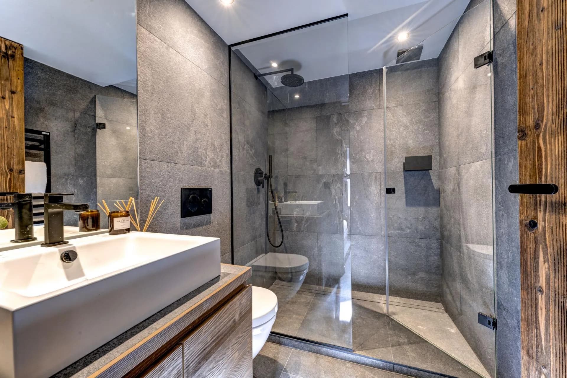 Shower room with basin, toilet and stone tiles