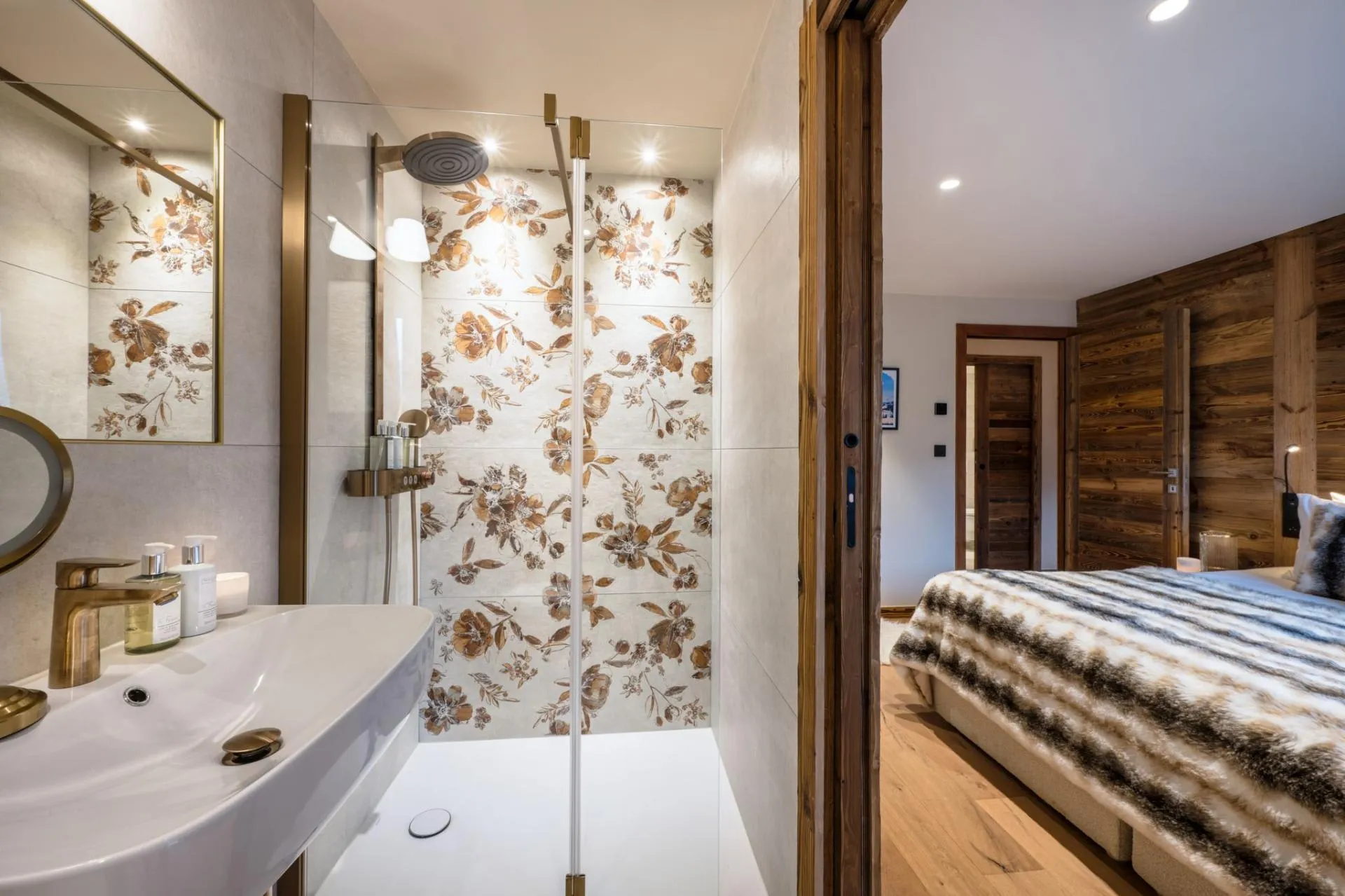 Double or twin bedroom with an adjoining en-suite shower room