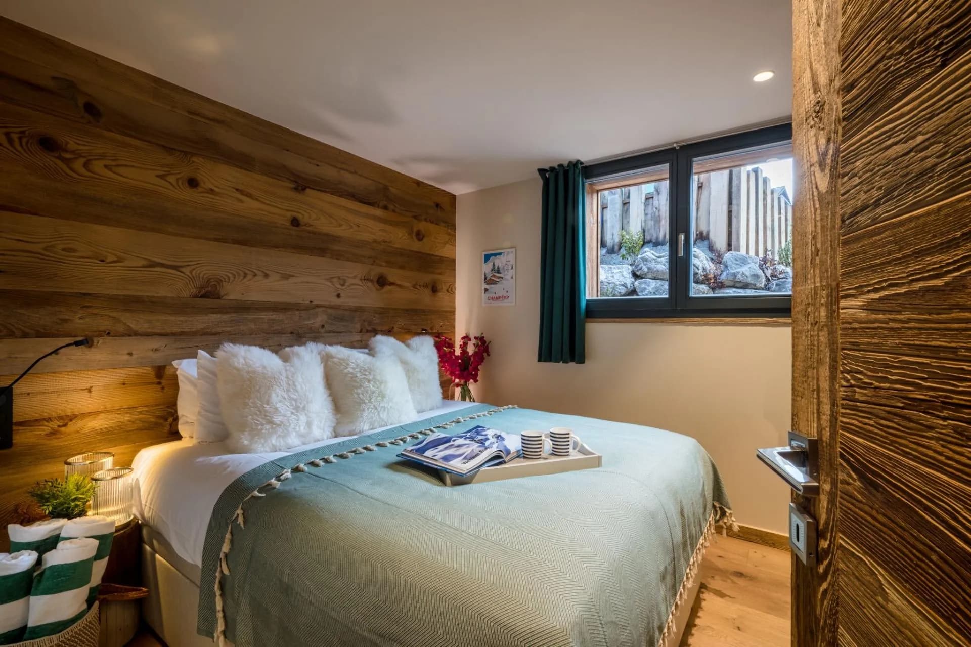 Double or twin bedroom with a reclaimed timber wall