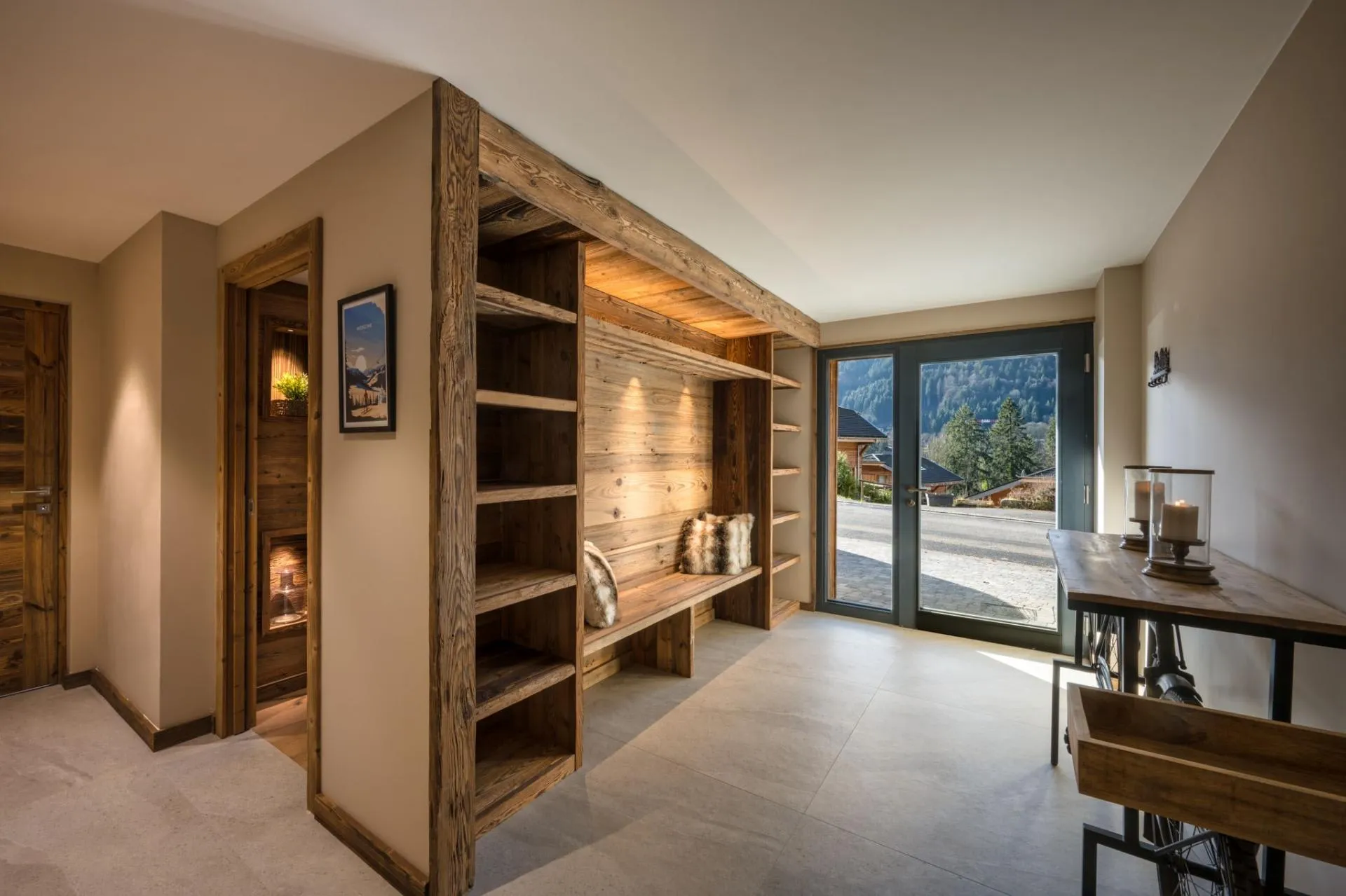 Entrance hall with bench seating and ski storage shelving