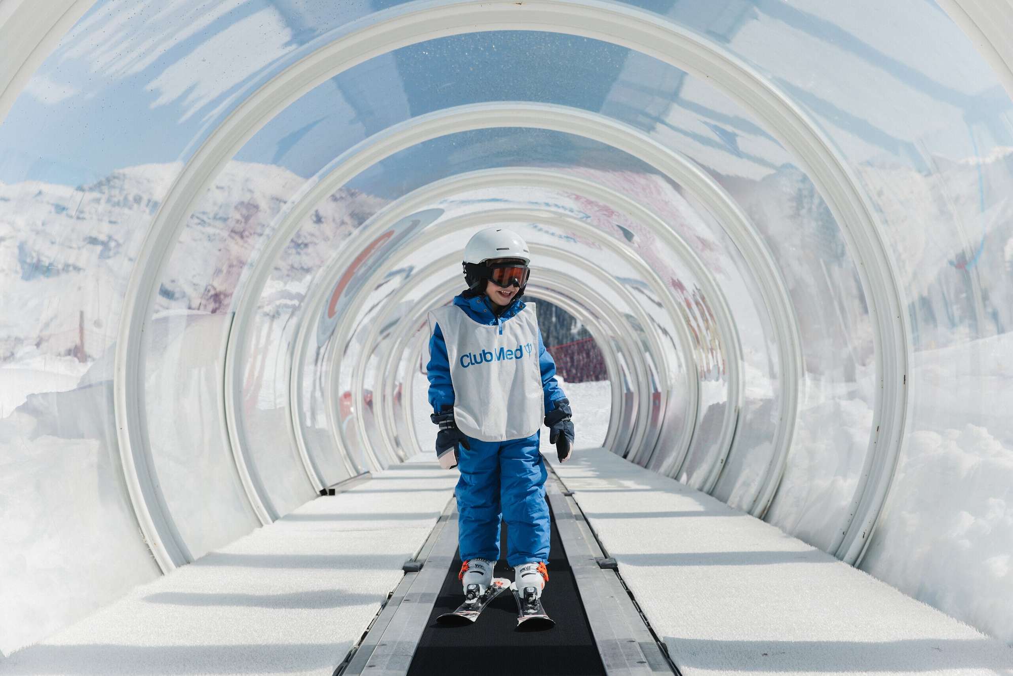 Enclosed magic carpet lift for children and beginners