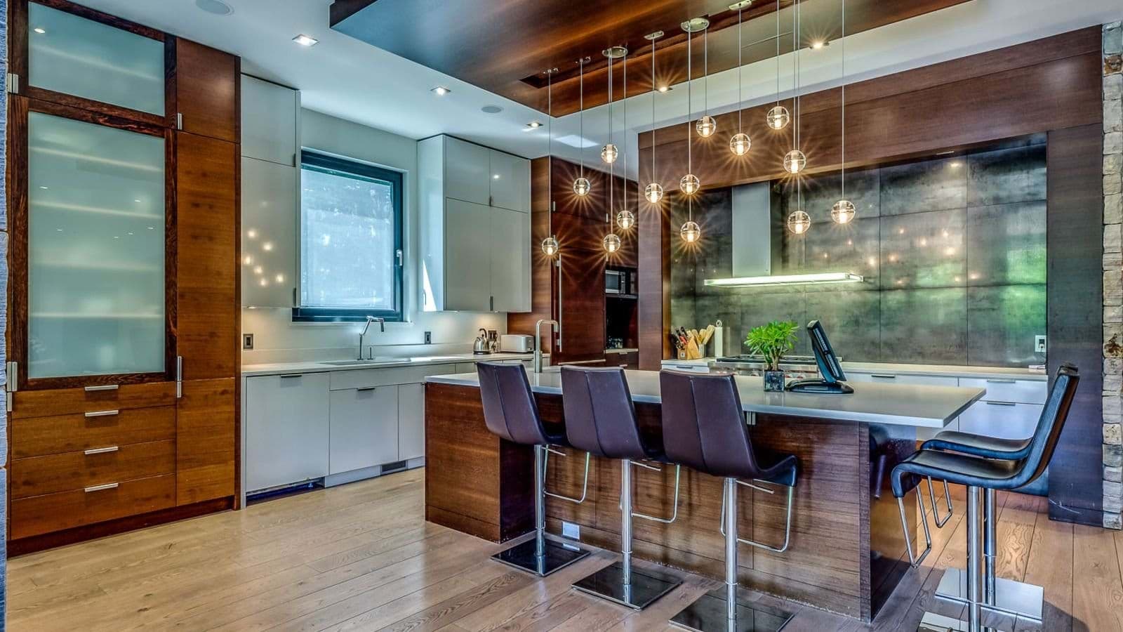 Kitchen island with bar seating for 4 and integrated gas range