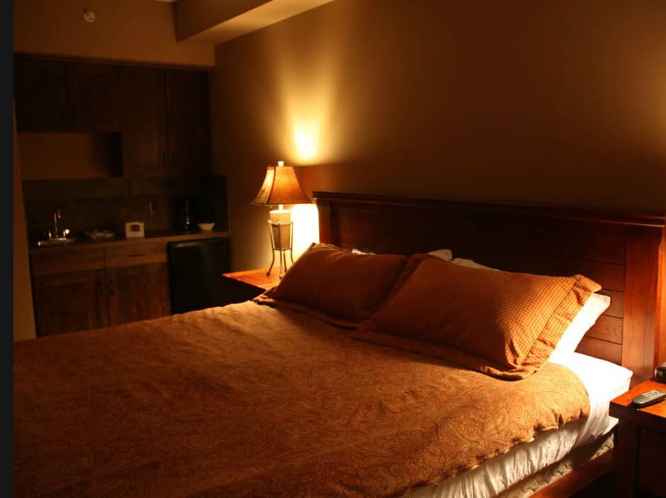 Guest suite with king bed and private kitchenette area
