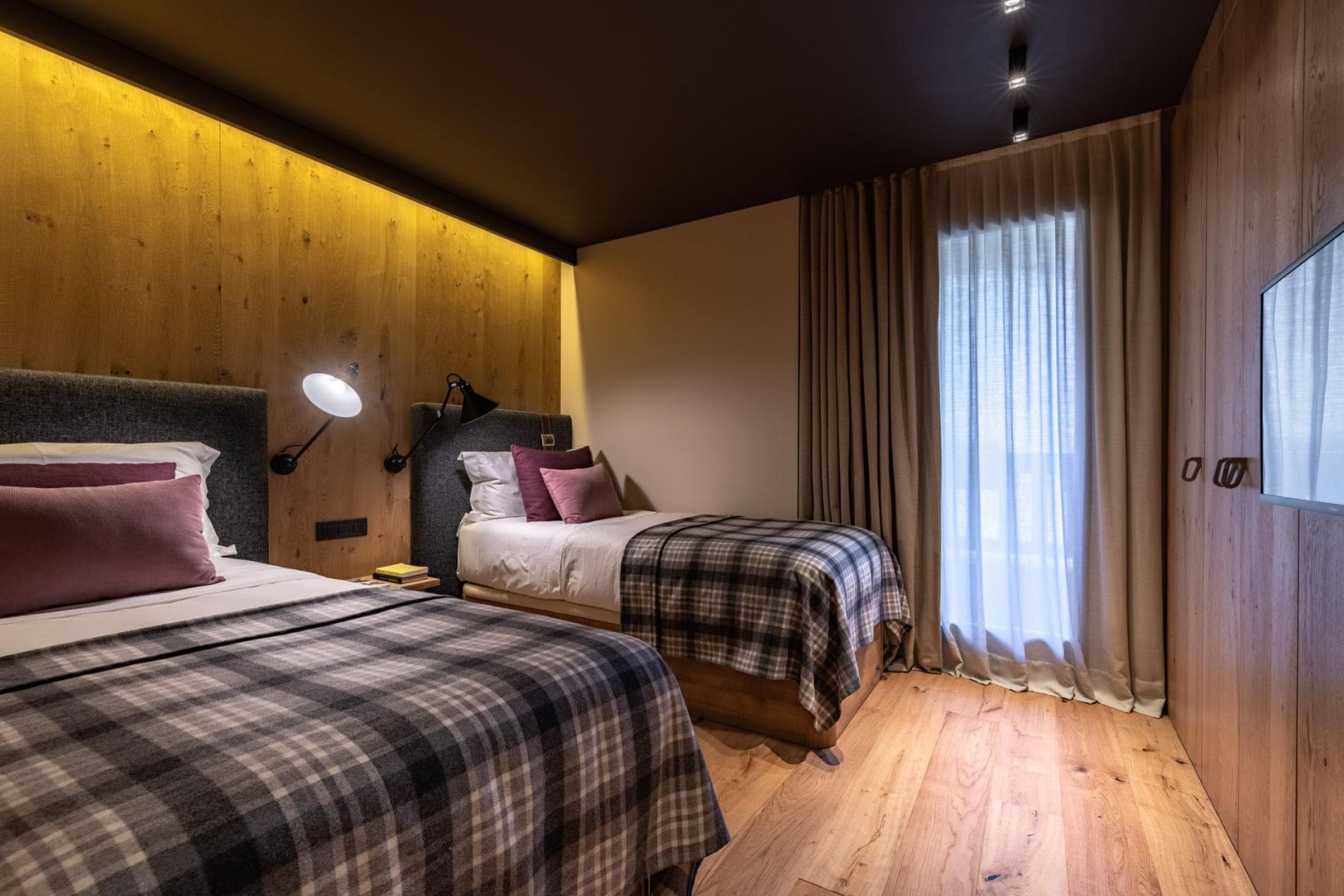 Bedroom with two twin beds and built-in wardrobe