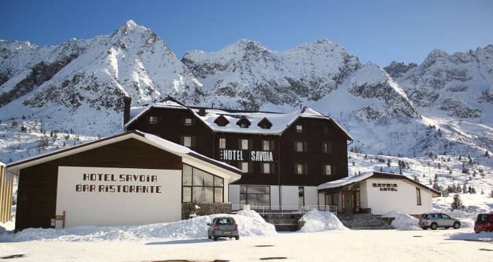 Ski-in/ski-out hotel exterior with on-site restaurant and bar
