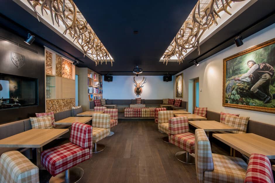 Common lounge with ceiling-mounted projector and seating for 20