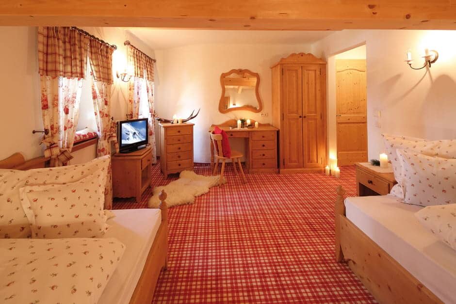 Guest bedroom with twin beds and dedicated vanity desk