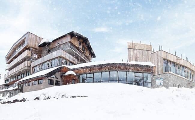 Ski-in ski-out lodge with wood cladding and panoramic floor-to-ceiling windows