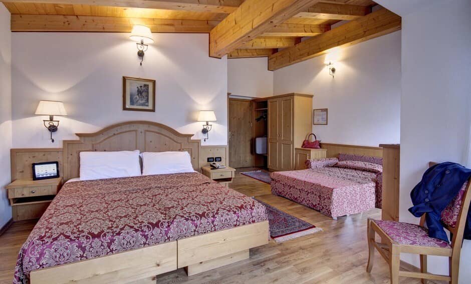 Guest bedroom with king bed and additional single daybed