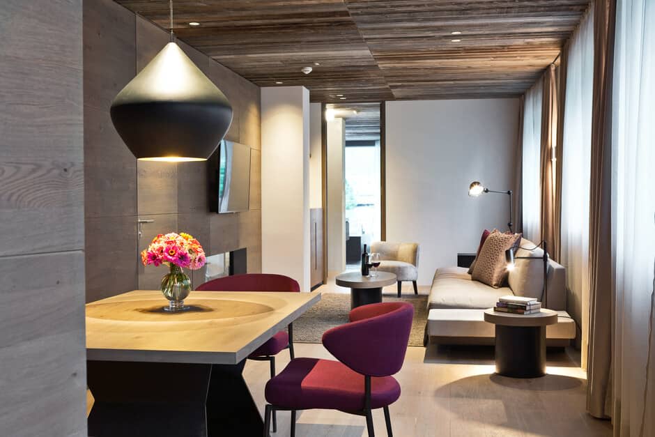 Open-plan living area with dining for 4 and wall-mounted smart TV