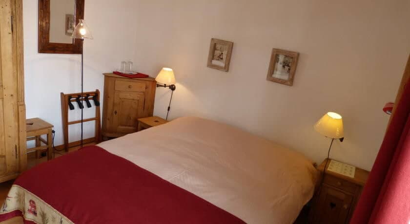 Guest bedroom with double bed and dedicated luggage rack