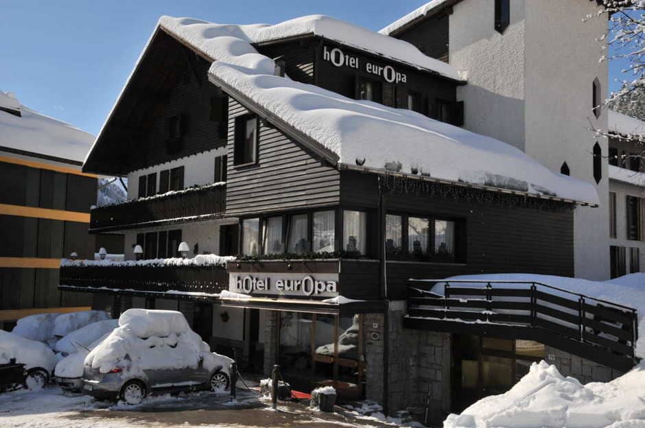 Hotel exterior featuring on-site parking and private balconies with mountain views