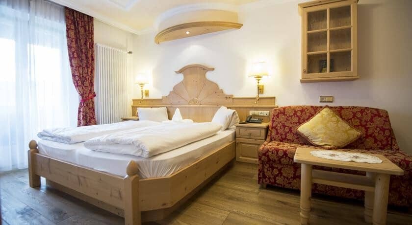 Guest bedroom with king bed and pull-out sofa sleeper