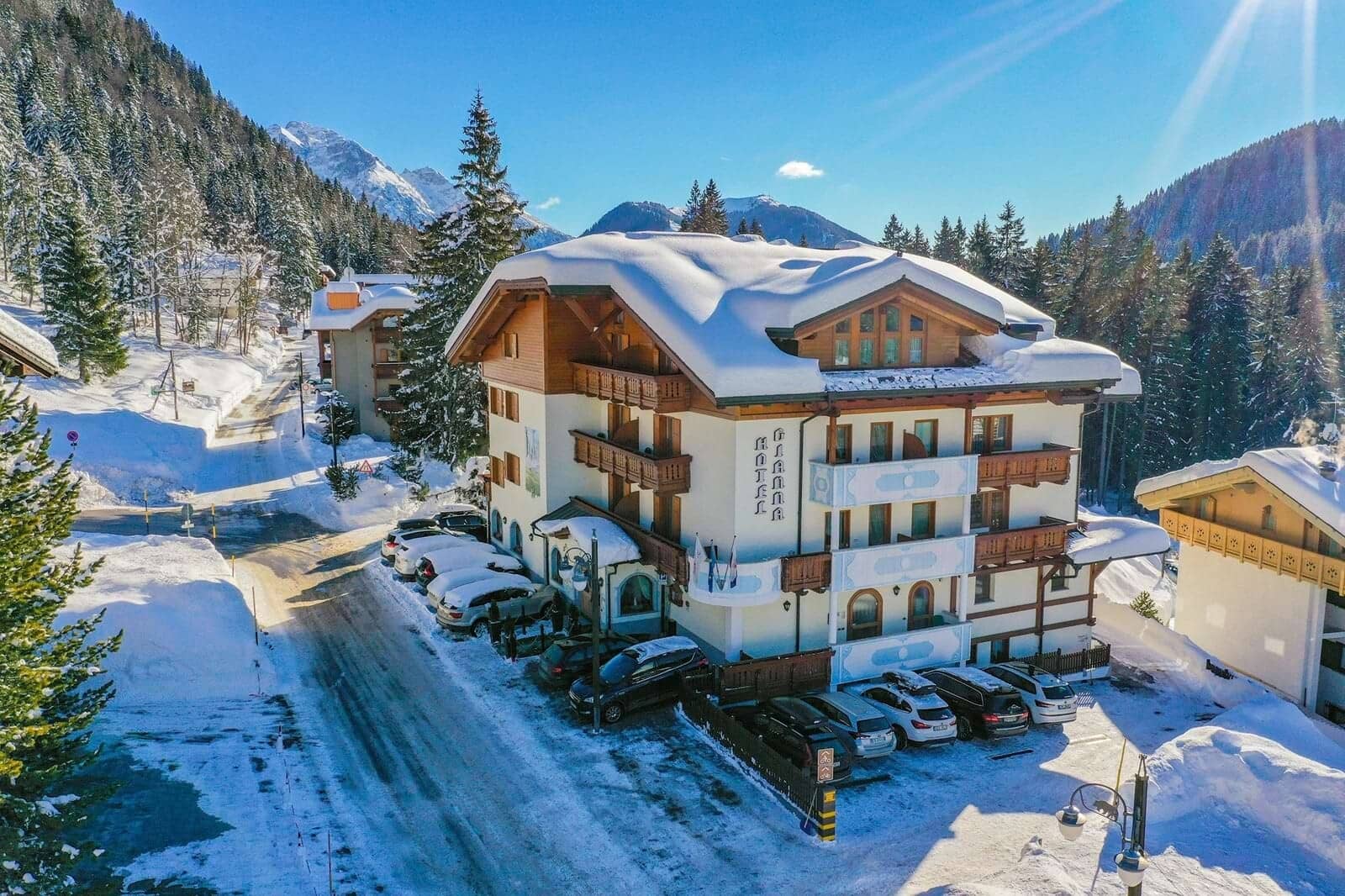 Alpine lodge with private balconies and on-site guest parking
