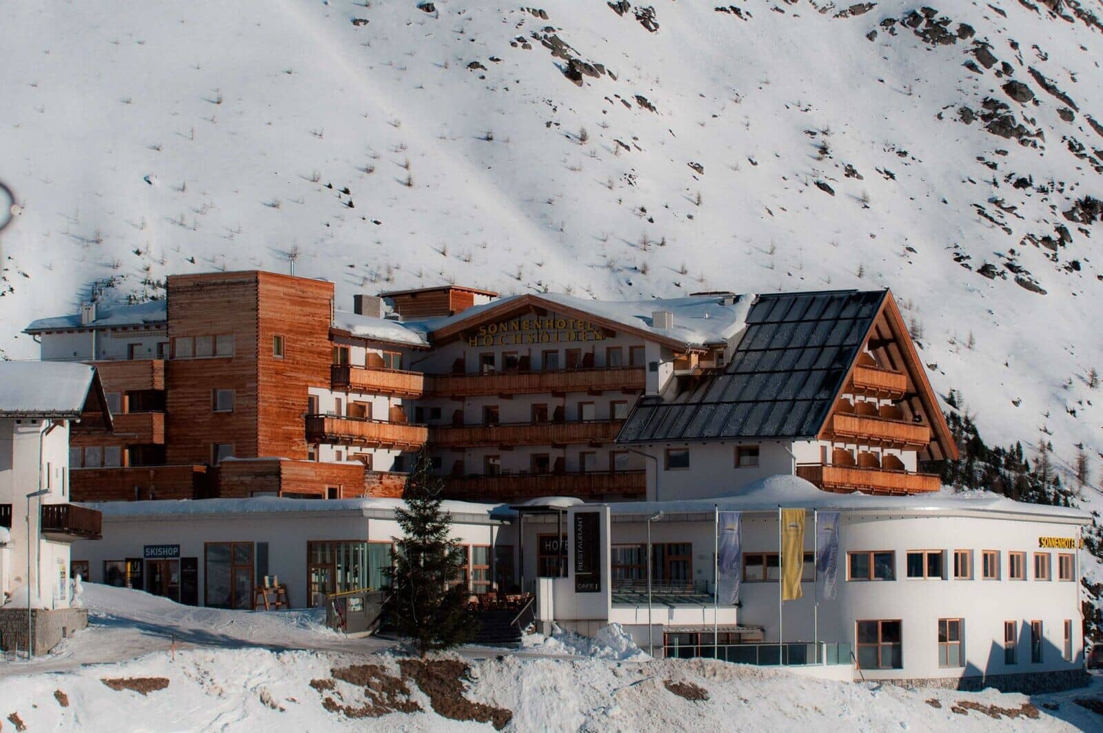Ski-in/ski-out lodge featuring on-site ski shop and private balconies