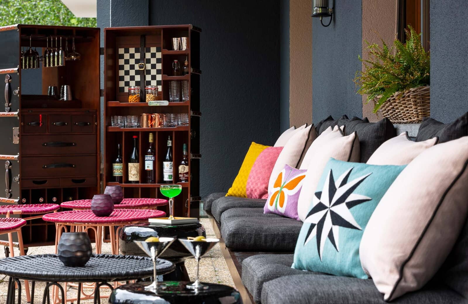 Covered patio lounge with trunk bar and bench seating