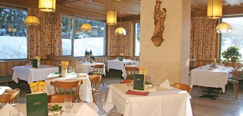 Dining room with mountain views and table seating for 4 to 6