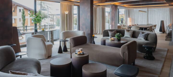 Open-plan living area with balcony access and dining seating for 10