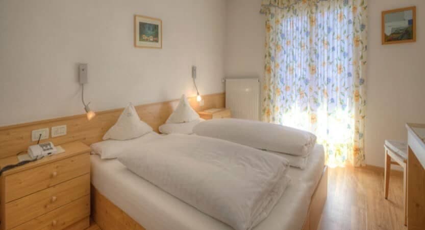 Guest bedroom with two twin duvets and individual reading lights
