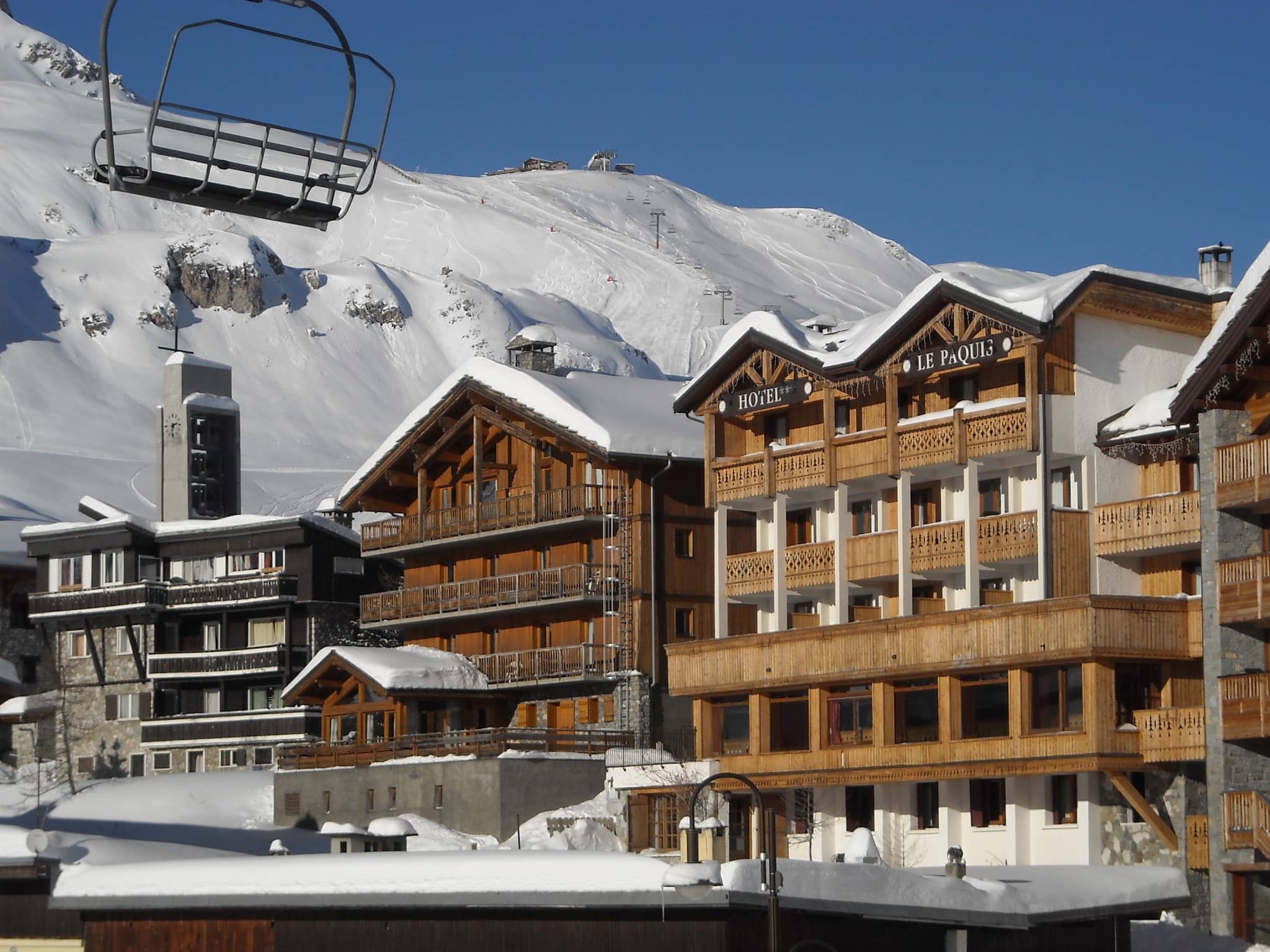 Ski-in/ski-out chalet with mountain views and proximity to chairlifts