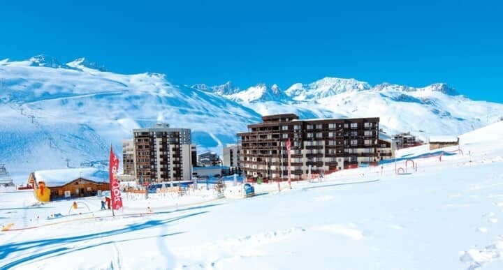 Ski-in/ski-out apartment building located directly on the groomed slopes