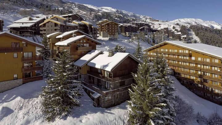 Ski-in, ski-out chalet location with direct access to groomed runs