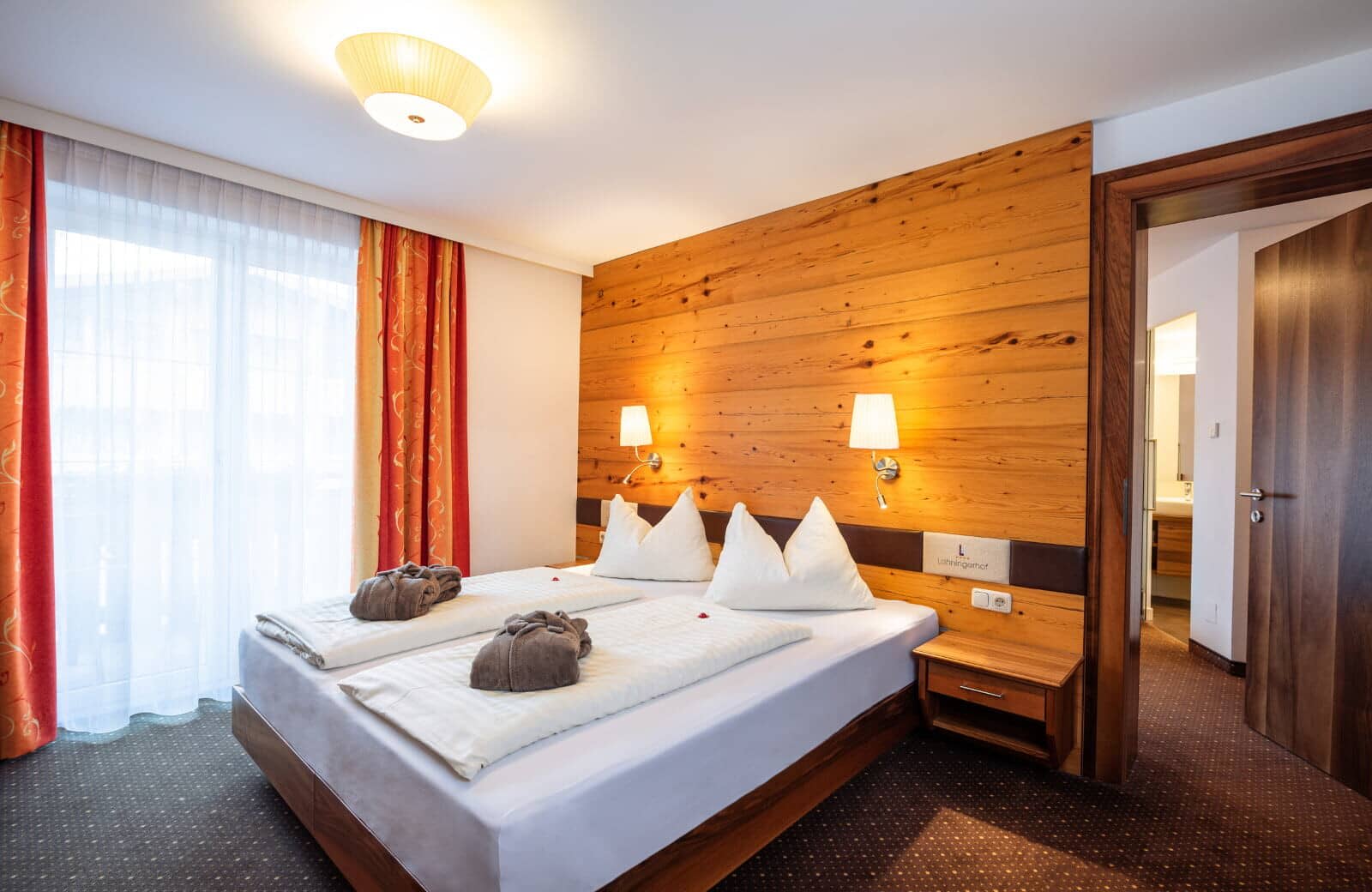 Guest bedroom with king bed and ensuite bathroom access