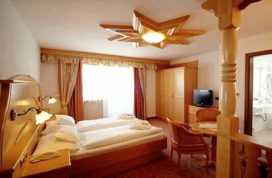 Bedroom with joined twin beds and en-suite bathroom access