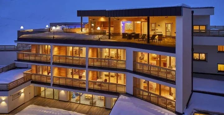 Ski-in/ski-out lodge with heated rooftop terrace and private balconies