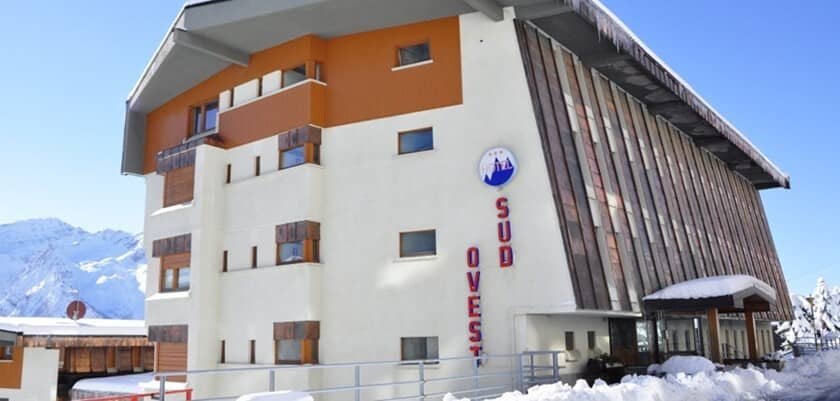 Hotel Sud Ovest exterior with mountain views and direct snow access
