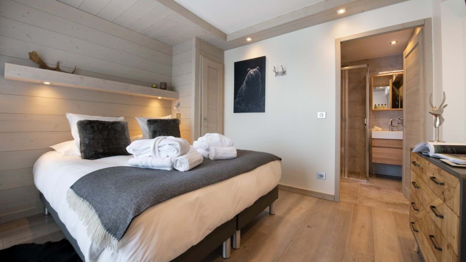 Guest bedroom with king bed and private ensuite bathroom