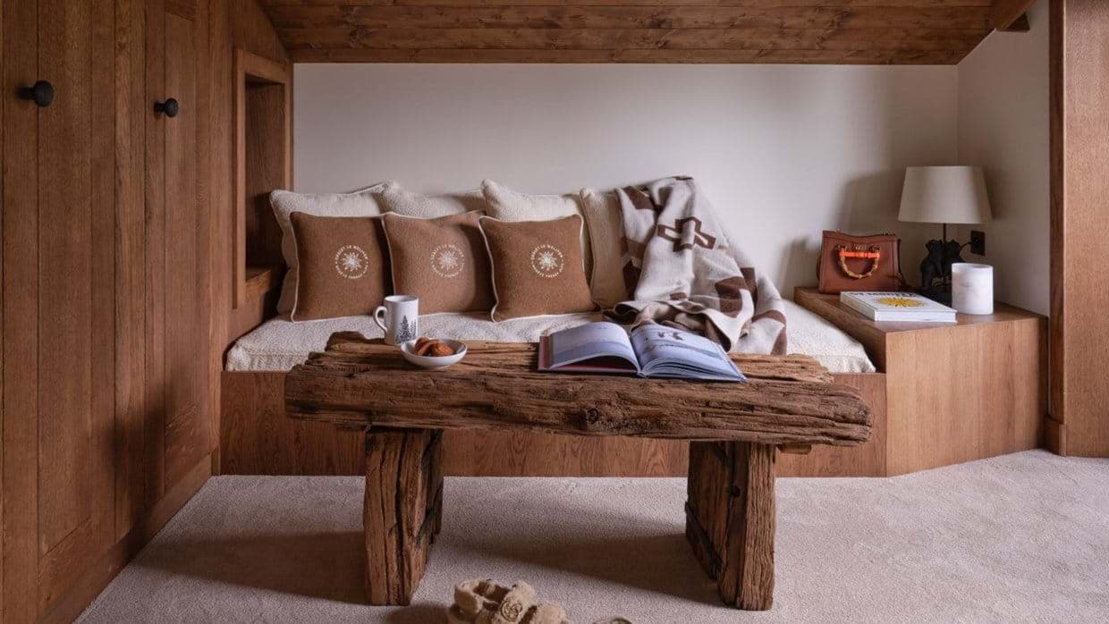 Built-in daybed alcove with integrated wood closet
