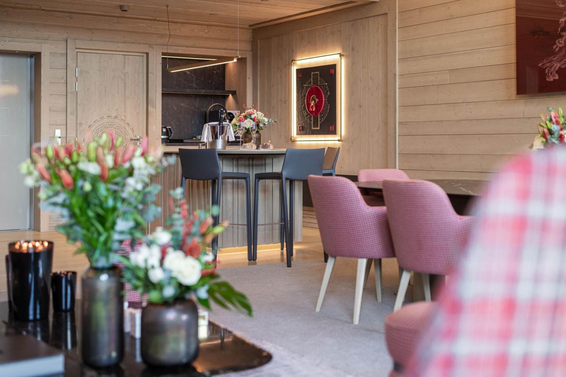 Open-plan dining area and breakfast bar with seating for 7