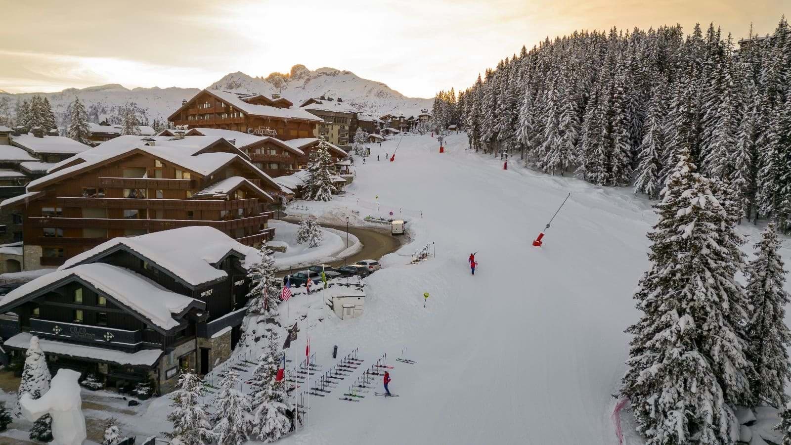 Ski-in, ski-out access to groomed slopes and mountain peaks