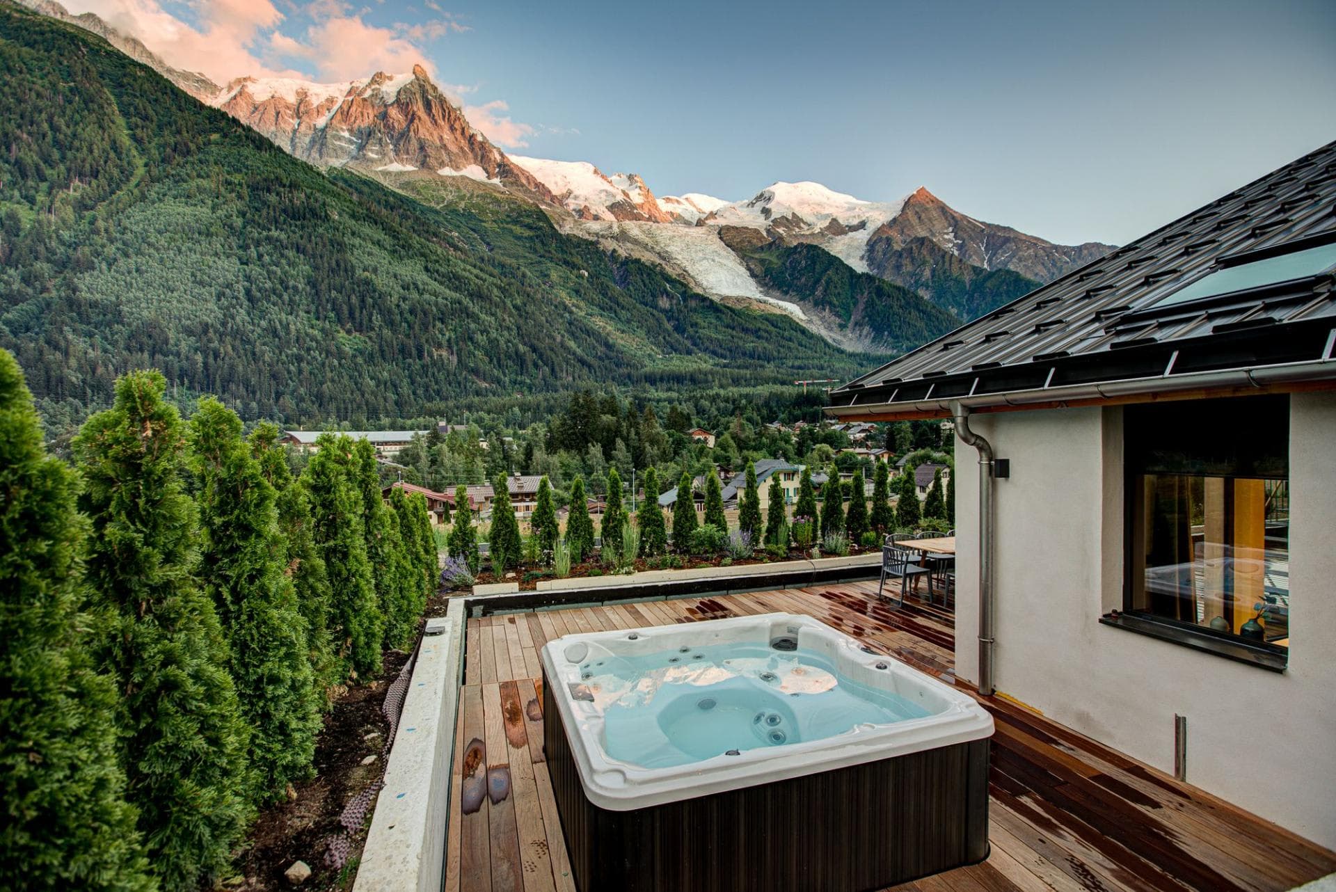 Outdoor hot tub seats 6 with mountain and glacier views